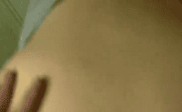 Долблю пьяную милфу которая пытается держать равновесие у стены с зелеными обоями