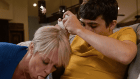 Мигрант поселился у милфы, которая постоянно полирует его член