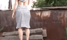 Тётя Надя показала мне пизду и поссала у гаражей