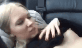 Куколд на водительском кресле снимает видео как его жену блондинку ебут на заднем сиденье